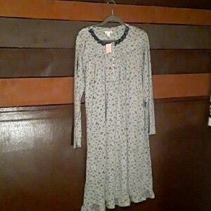 NWOT Secret Treasures Large 12/14 Grey & Blue Floral Long sleeve Nightgown